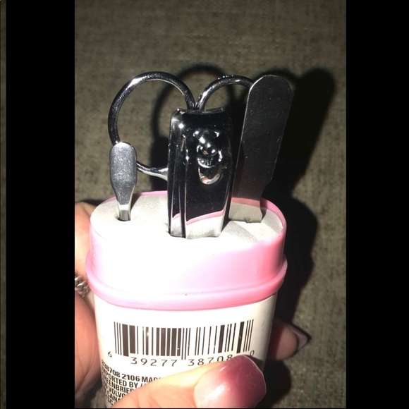 Sassy + Chic Pink 4 Piece Manicure Set w Hard Case Clipper File Scissors Cuticle - Picture 3 of 4